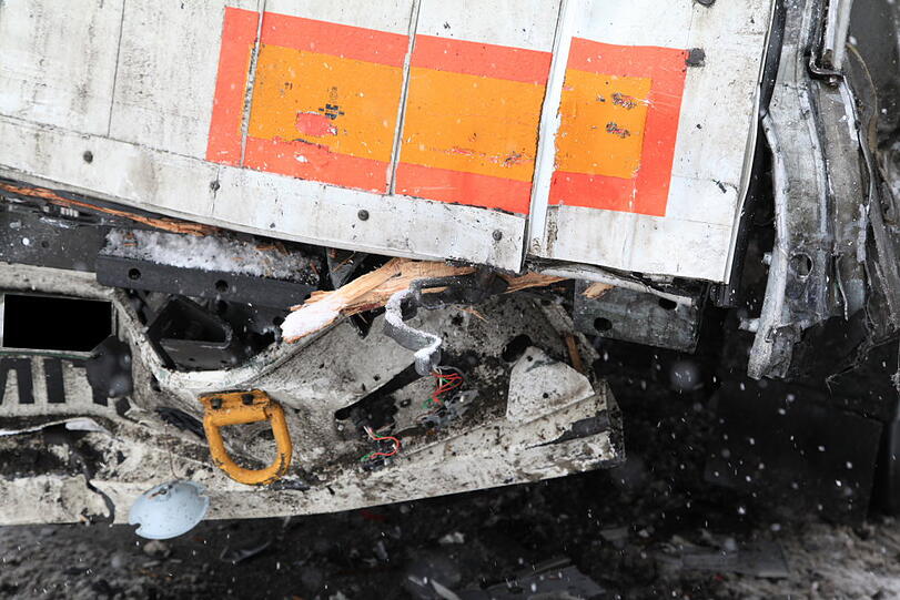 Auf der A8 rutscht ein Lkw am Dienstag auf das vorausfahrende Fahrzeug. Wegen Schneeglätte kam er nicht mehr rechtzeitig zum Stehen. Die zwei Fahrer werden verletzt.