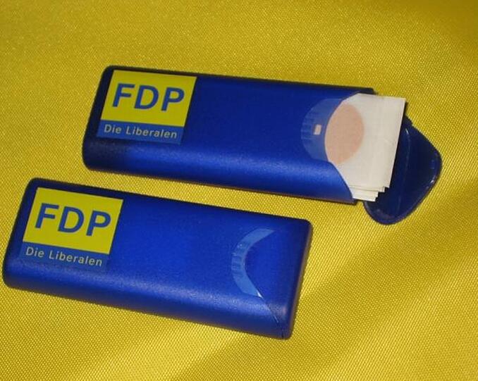 Wunden versorgen mit der FDP: Die Partei bietet Pflasterl an.