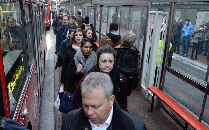 Vergitterte U-Bahnhöfe, Schlangestehen für den Bus, überfüllte Gehsteige: Weil die U-Bahn in London streikt, steht die Themse-Metropole Kopf. Die Bilder.