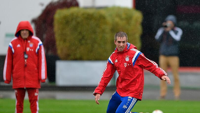 Der FCB-Schock in Bildern - hier wird der verletzte Philipp Lahm beim Training abtransportiert! Der FCB-Schock in Bildern - hier wird der verletzte Philipp Lahm beim Training abtransportiert!