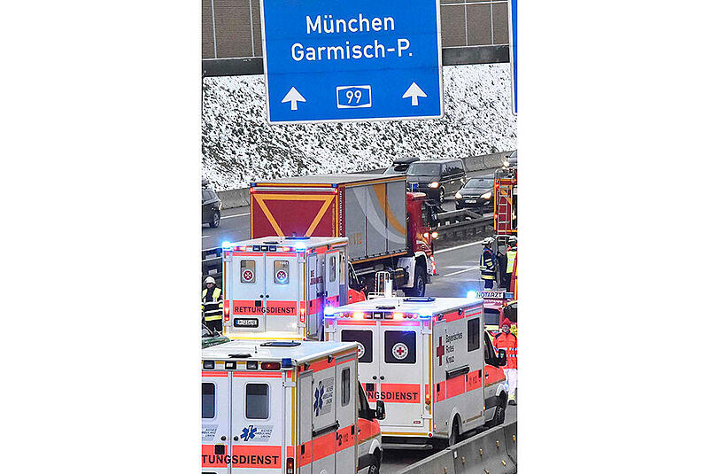 Bilder vom Unfall auf der A 99 bei Ottobrunn.