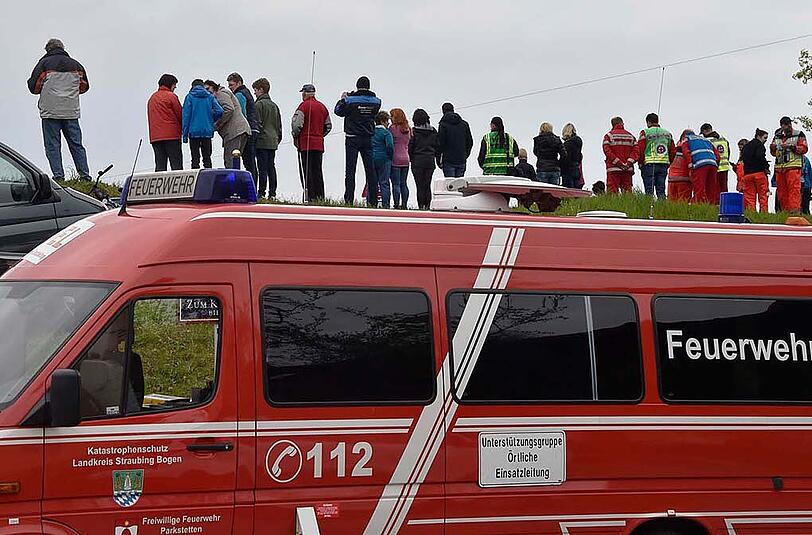 Bilder vom Großeinsatz in Mariaposching an der Donau. Am Dienstag ist hier eine Fähre gesunken &ndash; die Bergungsarbeiten sind aufwendig.