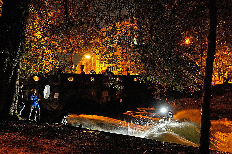 Der Eisbach leuchtet: Eine faszinierende Atmosphäre herrscht beim Dreh mit dem Surfbrett.