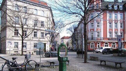 Haidhausen besser kennen lernen: beim Flohmarkt vor den Haustüren. Haidhausen besser kennen lernen: beim Flohmarkt vor den Haustüren.