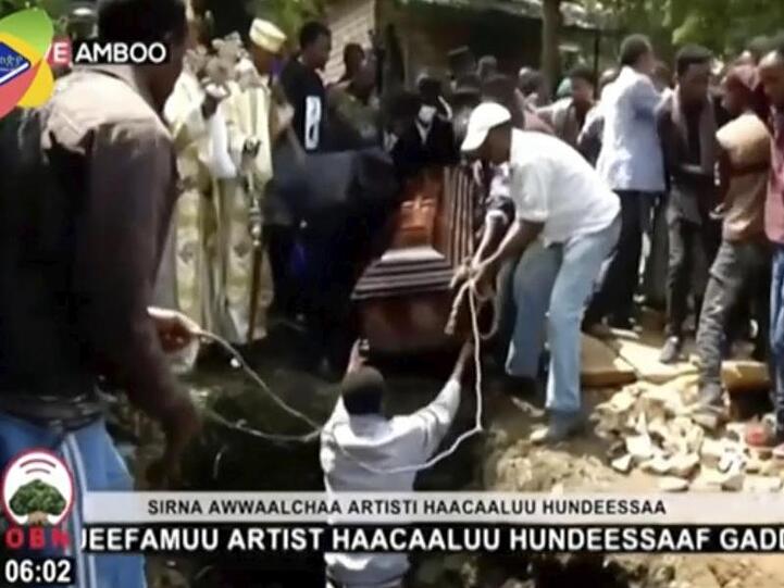 Das Videostandbild zeigt die Beerdigung des Sängers Hachalu Hundessa.
