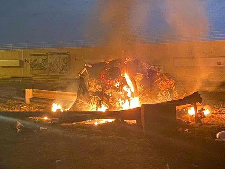 Die Überreste des von Raketen getroffenen Fahrzeugs von Ghassem Soleimani.