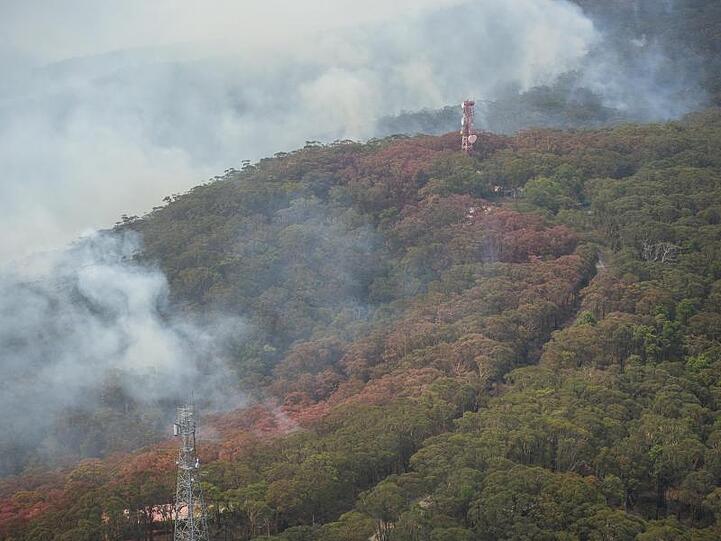 Rauchwolken steigen aus den Wäldern der Blue Mountains an einer Feuerschneise auf.