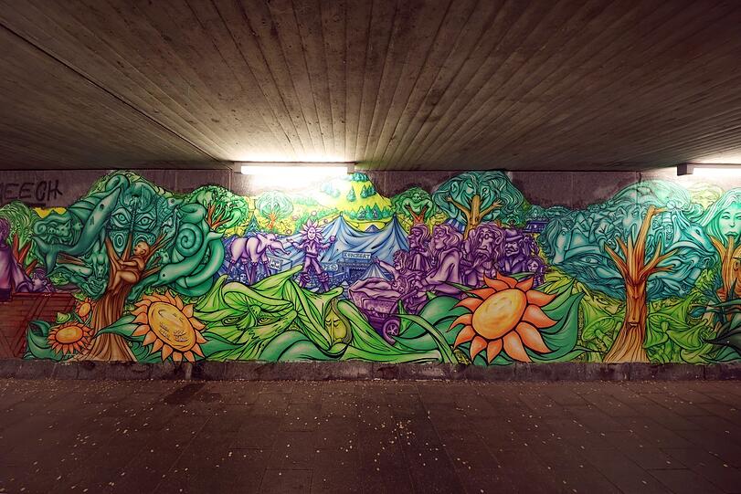 ... greift Themen aus den Vierteln auf - hier etwa das Waisenhaus (links) und das Tollwood im Olympiapark.