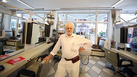 Friseur Kamil Savasli in seinem Laden an der Kurfürstenstraße.