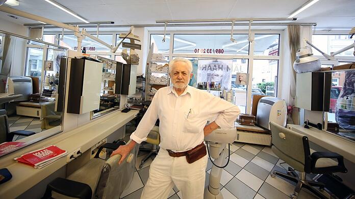 Friseur Kamil Savasli in seinem Laden an der Kurfürstenstraße.