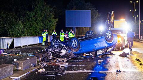 Der Autofahrer blieb offenbar unverletzt - gravierende Folgen hat der Unfall trotzdem.