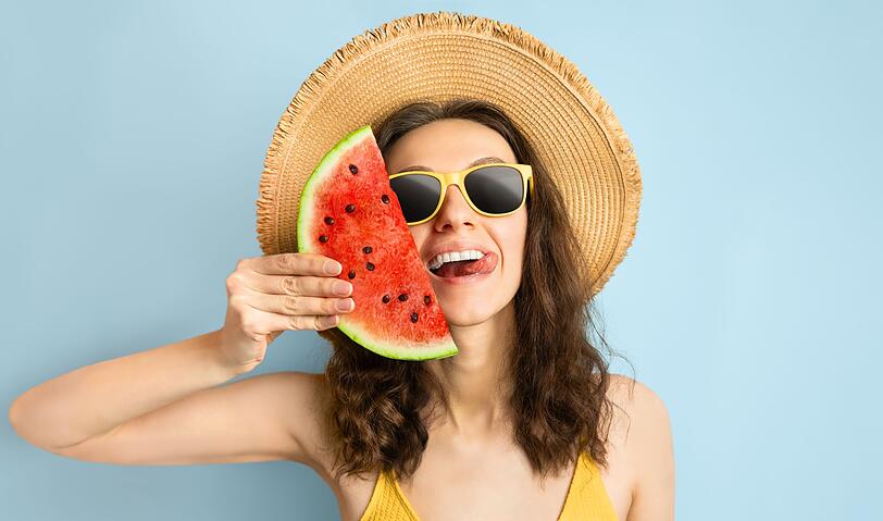 Schale und Kerne der Wassermelone sind viel zu wertvoll für den Müll. Das weiße Fruchtfleisch unter der grünen Schale liefert Ballaststoffe, Vitamin C und L-Citrullin. Auch die Kerne enthalten Vitamine, ungesättigte Fettsäuren sowie Eisen, Magnesium und Kalzium. Wer die Reste weiterverwertet, schont nicht nur Ressourcen, sondern profitiert auch von den enthaltenen Nährstoffen. Nur die harte grüne Außenschale ist ungenießbar und sollte entsorgt werden. Schale und Kerne der Wassermelone sind viel zu wertvoll für den Müll. Das weiße Fruchtfleisch unter der grünen Schale liefert Ballaststoffe, Vitamin C und L-Citrullin. Auch die Kerne enthalten Vitamine, ungesättigte Fettsäuren sowie Eisen, Magnesium und Kalzium. Wer die Reste weiterverwertet, schont nicht nur Ressourcen, sondern profitiert auch von den enthaltenen Nährstoffen. Nur die harte grüne Außenschale ist ungenießbar und sollte entsorgt werden.