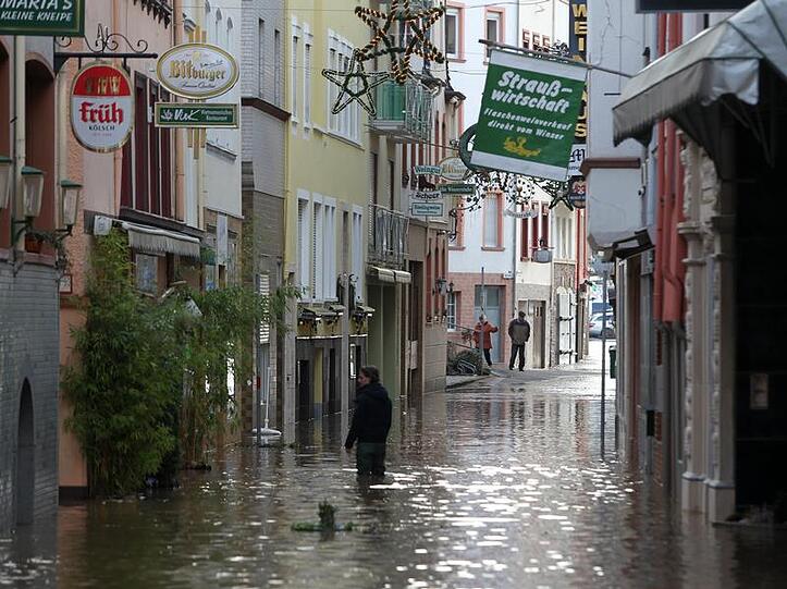 Das Hochwasser steht in der Altstadt von Zell an der Mosel.