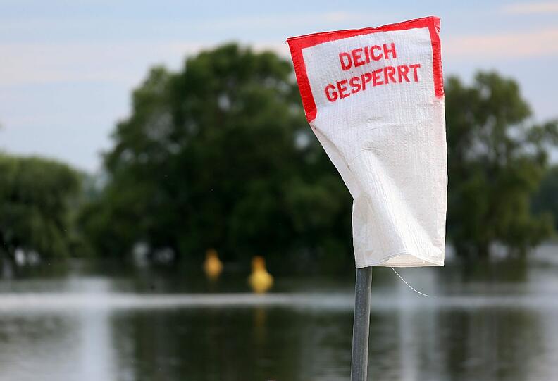 Ein Sack mit der Aufschrift "Deich gesperrt" hängt am 13.06.2013 auf einem Wegweiser in Sandau (Sachsen-Anhalt).