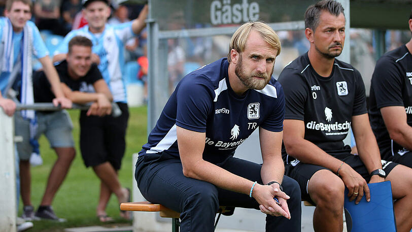 Löwen-Trainer Daniel Bierofka (l.) ist mit der Leistung seines Teams im Toto-Pokal zufrieden.
