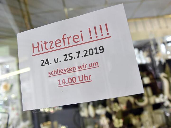 Gesehen an der Tür eines Geschäfts in der Geilenkirchener Innenstadt: "Hitzefrei - Am 24. und 25.7.2019 schließen wir um 14 Uhr".