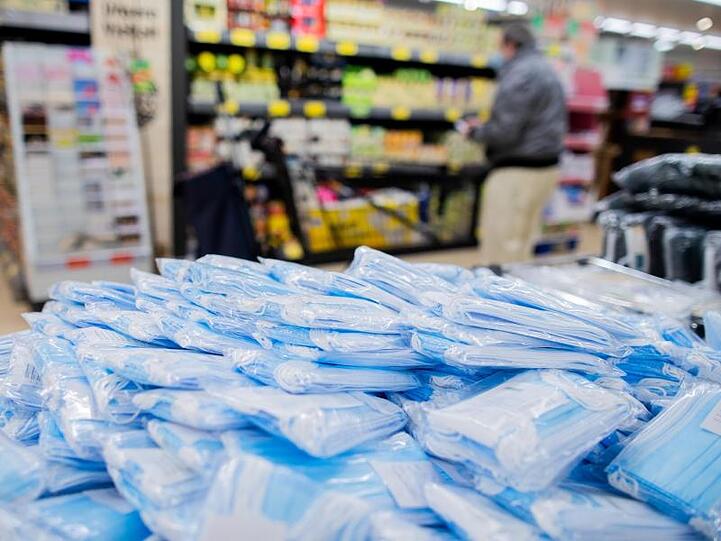 Schutzmasken werden in einer Filiale von Aldi Süd verkauft.