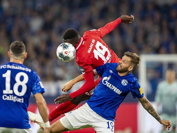 Moussa Niakhate von Mainz 05 kämpft gegen Schalkes Guido Burgstaller (r.) um den Ball.