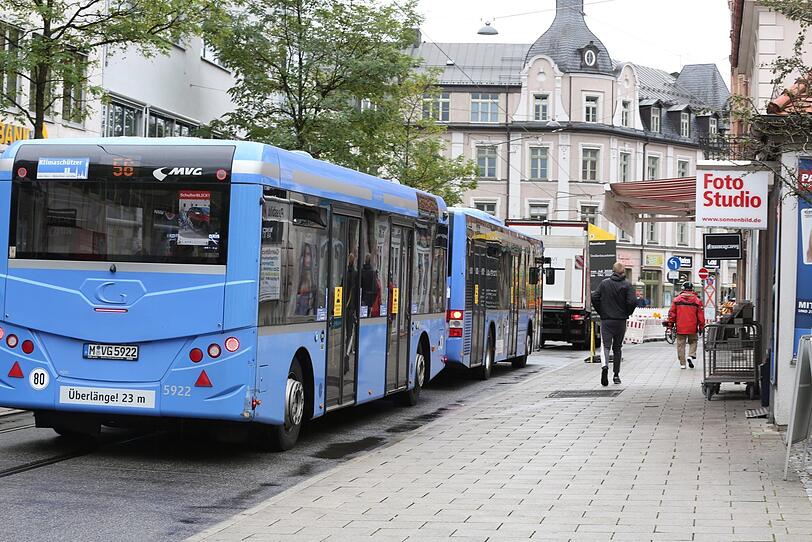 Busse in der Gleichmannstraße stören die Geschäftsinhaber. Busse in der Gleichmannstraße stören die Geschäftsinhaber.
