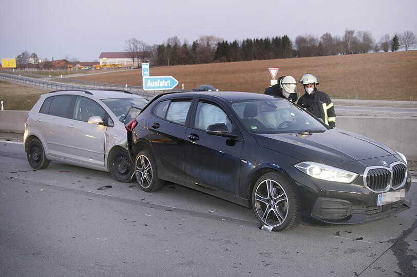 Die Feuerwehr Dorfen und die Autobahnmeisterei Ampfing mussten die  Fahrbahn in Richtung München für etwa zwei  Stunden komplett sperren.
