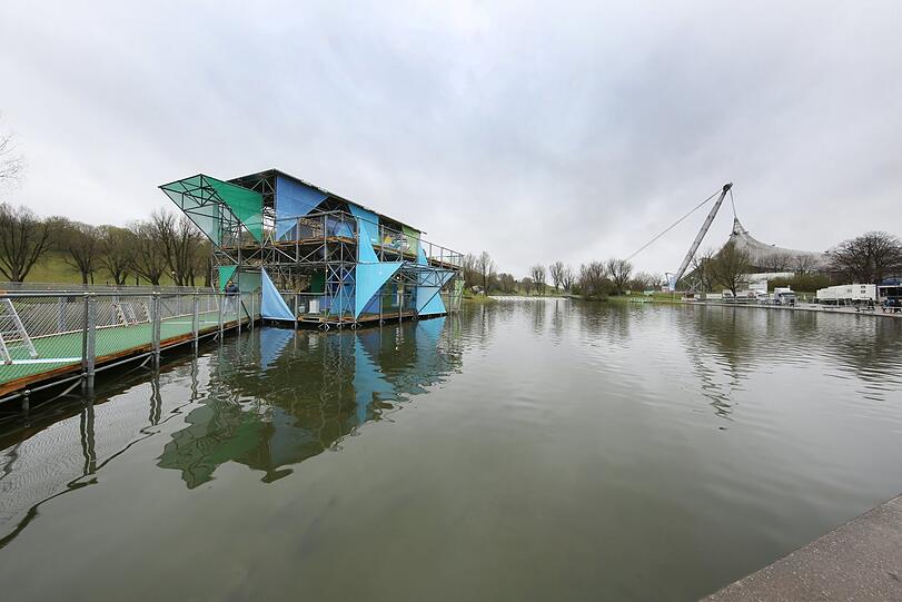Der Pavillon ist von allen Seiten des Sees sichtbar