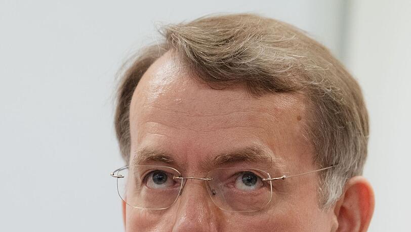 Der Angeklagte Dariusz Oko steht im Amtsgericht hinter der Anklagebank.