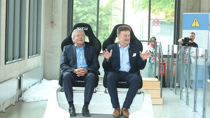 Nobelpreisträger Bednorz (l.) neben Museumsdirektor Heckl auf dem "Glider".