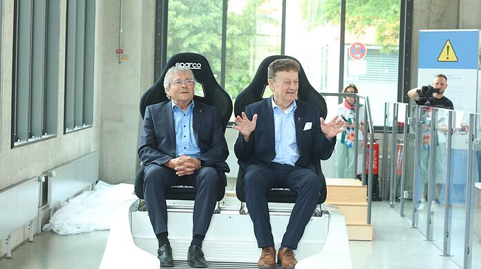 Nobelpreisträger Bednorz (l.) neben Museumsdirektor Heckl auf dem "Glider".