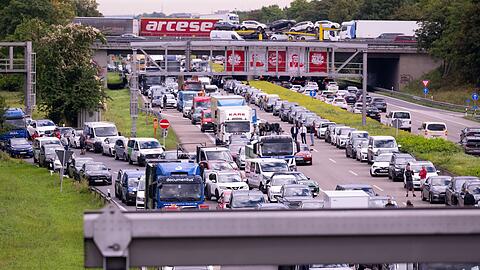 Lange Staus bildeten sich während der bayerischen Sommerferien auch heuer wieder (Symbolbild).