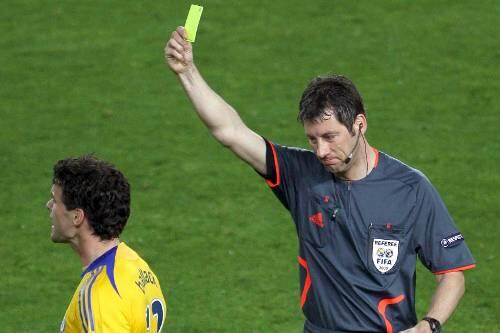 Nur gelb zückt Schiri Stark für Michael Ballack, obwohl er ihn auch vom Platz hätte verweisen können.