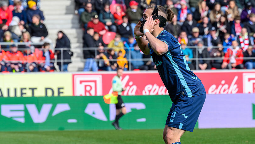 Hatte in Regensburg alle H&auml;nde voll zu tun: 1860-Torh&uuml;ter D&auml;hne (l.), hier mit Abwehrchef Reinthaler.