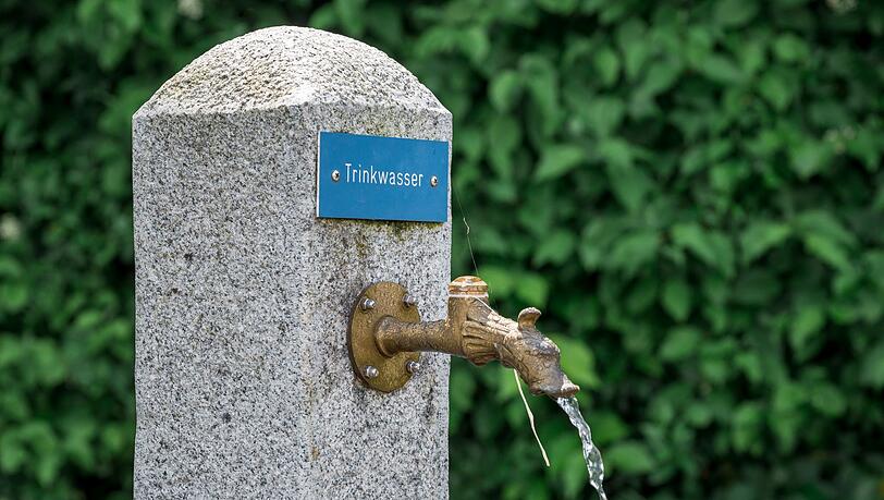 Auch ein simpler Trinkwasserbrunnen kann an heißen Tagen schon Linderung bieten. (Symbolfoto) Auch ein simpler Trinkwasserbrunnen kann an heißen Tagen schon Linderung bieten. (Symbolfoto)