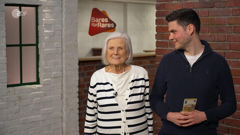 Jan Cizek machte mit 3.000 Euro ein Gebot, das sonst niemand überbieten wollte: "Das ist museal! Das ist so ein schönes Stück!" Christine und Ferdinand strahlten: "Es ist extrem gut gelaufen. Wir haben unseren Wunschpreis erzielt, haben die Expertise verdreifacht." Jan Cizek machte mit 3.000 Euro ein Gebot, das sonst niemand überbieten wollte: "Das ist museal! Das ist so ein schönes Stück!" Christine und Ferdinand strahlten: "Es ist extrem gut gelaufen. Wir haben unseren Wunschpreis erzielt, haben die Expertise verdreifacht."