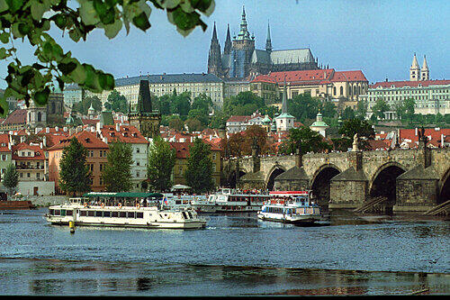 Seit 20 Jahren sind Prag (im Bild die Moldau mit Burg und Karlsbrücke) und Nürnberg Partnerstädte. Das wird nun groß gefeiert.