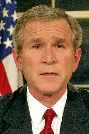 Der ehemalige Präsident der Vereinigten Staaten, George W. Bush, leitete nach den Anschlägen den Antiterrorkrieg ein. Die USA führten den Krieg in Afghanistan 2001 und begründeten auch den Irakkrieg 2003 als Reaktion auf die Anschläge.