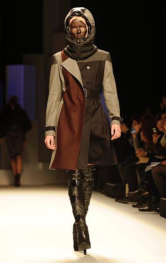 Bei der Fashion Week in Paris geht der Trend vieler Designer immer mehr zu wenig Stoff und viel Haut. Beispiele gefällig? Die Bilder vom Laufsteg.