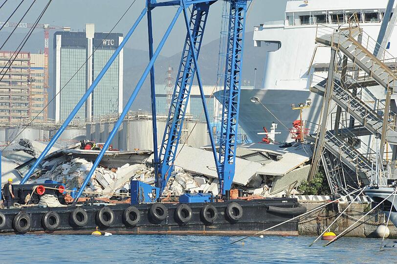 Der zusammenprall der "Jolly Nero" mit dem 54 Meter hohen Kontrollturm riss mindestens sieben Menschen in den Tod. Drei Hafenmitarbeiter werden noch vermisst.
