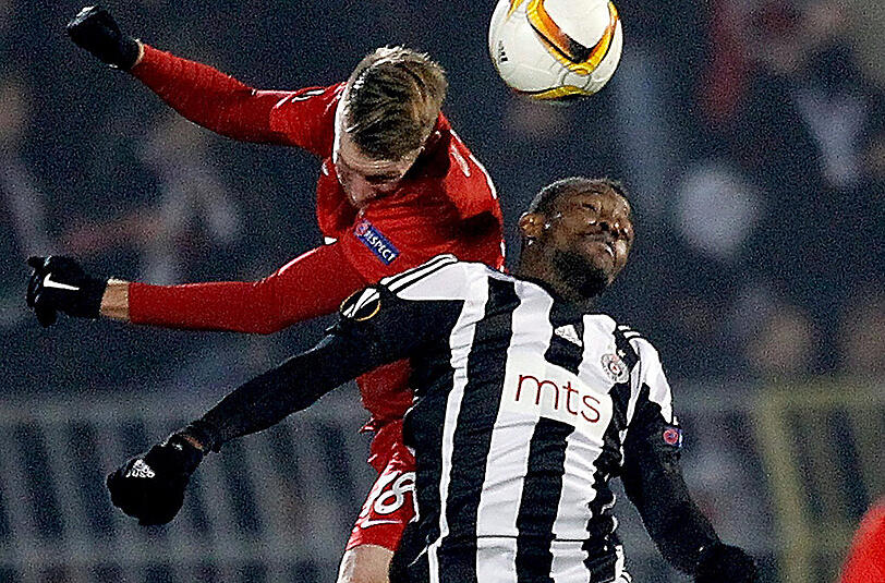 Da war noch alles in Ordnung: Jan-Ingwer Callsen-Bracker (links) im Kopfballduell mit Oumarou Aboubakar von Partizan Belgrad.