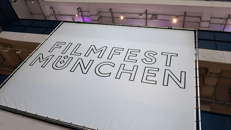 Ein Plakat mit der Aufschrift "Filmfest München" in der Isarphilharmonie. Ein Plakat mit der Aufschrift "Filmfest München" in der Isarphilharmonie.