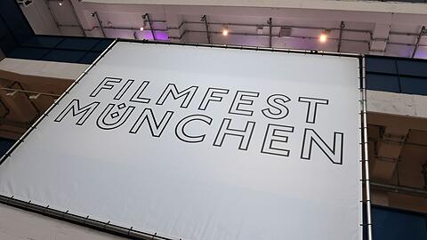 Ein Plakat mit der Aufschrift "Filmfest München" in der Isarphilharmonie.
