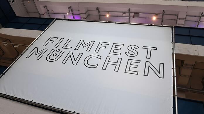 Ein Plakat mit der Aufschrift "Filmfest München" in der Isarphilharmonie.