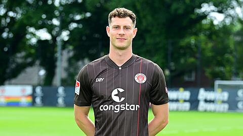 James Lawrence, damals noch im Trikot vom FC St. Pauli, schaut in die Kamera.