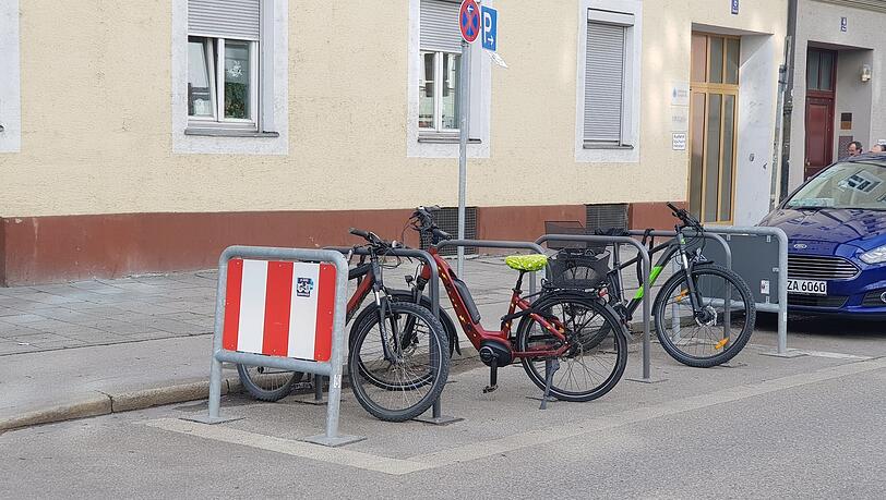 Eine neue Vierergruppe an Bügeln in der Balanstraße: Der früher markierte Parkplatz ist noch deutlich zu sehen. Mindestens acht Radl haben hier jetzt Platz, zwei pro Bügel. Eine neue Vierergruppe an Bügeln in der Balanstraße: Der früher markierte Parkplatz ist noch deutlich zu sehen. Mindestens acht Radl haben hier jetzt Platz, zwei pro Bügel.