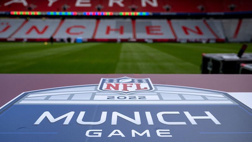 Ein Logo mit der Aufschrift "NFL Munich Game" ist an einer Bande zu sehen. Beim Deutschland-Spiel der NFL im Herbst 2024 in München treffen die Carolina Panthers auf die New York Giants.