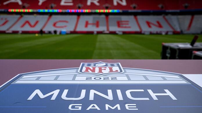 Ein Logo mit der Aufschrift "NFL Munich Game" ist an einer Bande zu sehen. Beim Deutschland-Spiel der NFL im Herbst 2024 in München treffen die Carolina Panthers auf die New York Giants.