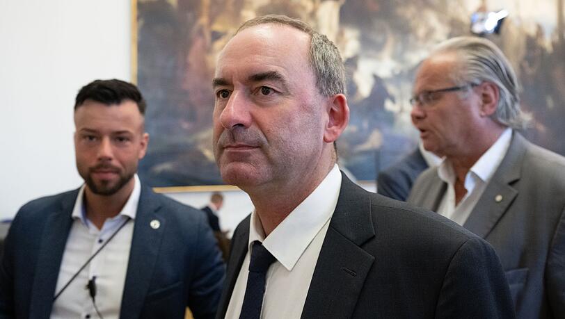 Die Flugblattaffäre brachte Freie-Wähler-Chef Aiwanger 2023 massiv unter Druck. Am Ende konnte seine Partei bei der Landtagswahl von der kontroversen Debatte gar profitieren. (Archivbild) Die Flugblattaffäre brachte Freie-Wähler-Chef Aiwanger 2023 massiv unter Druck. Am Ende konnte seine Partei bei der Landtagswahl von der kontroversen Debatte gar profitieren. (Archivbild)