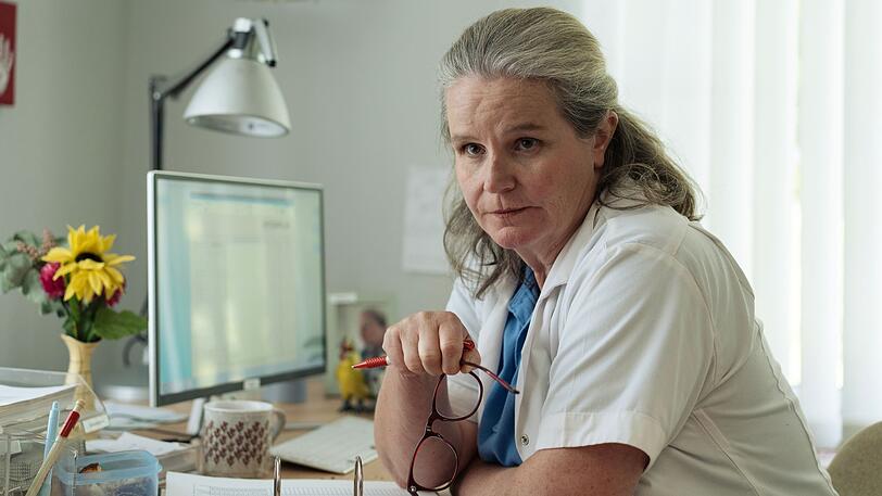 Die Stationsleiterin Trixie Kr&uuml;ger (Katrin Pollitt) m&ouml;chte, dass sich Anke bei dem &uuml;bergriffigen Patienten f&uuml;r die Ohrfeige entschuldigt.