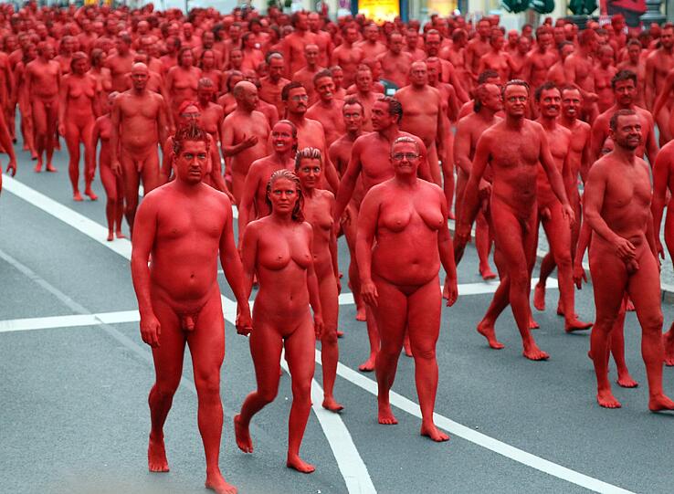 Star-Fotograf Spencer Tunick lässt zur Eröffnung der Opernfestspiele für seine Installation hunderte bunt angemalte Menschen durch München laufen. Das Highlight: Die rot-goldenen Teilnehmer stellen sich an Münchner Monumenten entlang der Ludwigstraße auf. Hier gibts die Bilder!