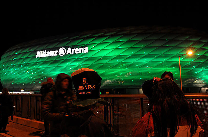 Die Allianz Arena leuchtet normalerweise in Rot oder Blau, zum St. Patrick's Day gab es jedoch ein grünes Stadion.