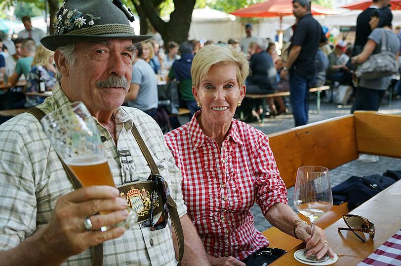 Pensionist Roland Reinhardt (71) mit seiner Frau Margrit Reinhardt.
Roland Reinhardt: &bdquo;Ich würde mir wünschen, dass es nicht so überlaufen ist mit Menschen auf dem Oktoberfest. Wir gehen nur tagsüber auf die Wiesn, abends und am Wochenende ist es uns zu voll. Es sollte dort nicht so viel Müll geben.&ldquo;
Margrit Reinhardt: &bdquo;Für mich bräuchte sich nichts auf der Wiesn ändern. Ich mag sie so, wie sie ist.&ldquo;